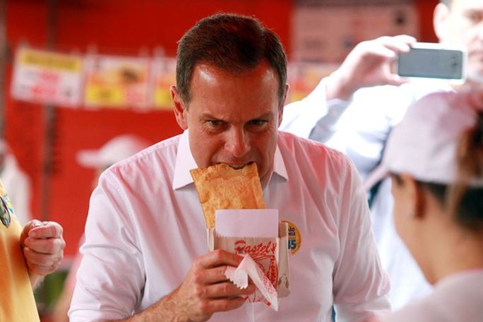 doria comendo pastel na feira de sp